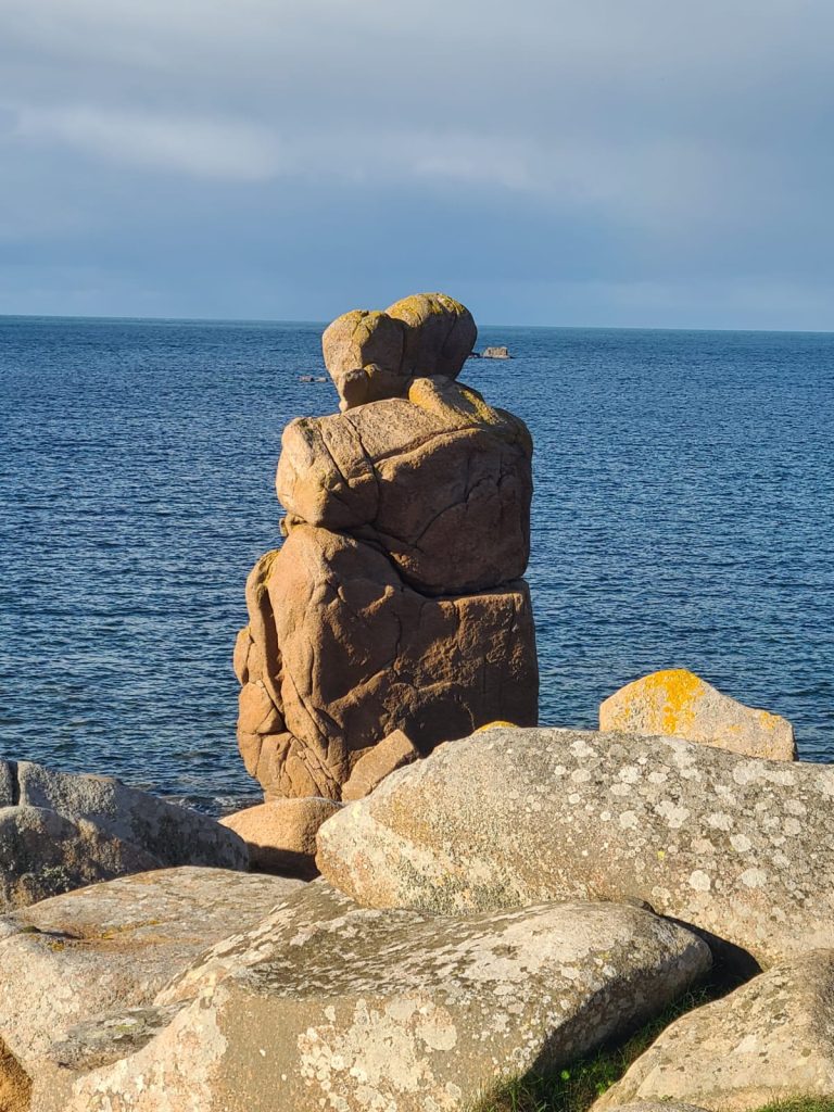 un rocher en bretagne qui s'appelle Le Rocher des amoureux