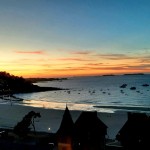 un coucher de soleil au loin sur l'océan