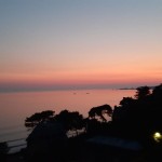 un coucher de soleil sur la mer