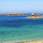 des rochers dans l'eau comme des petites iles